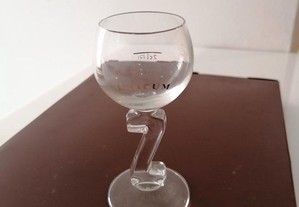 Copo em vidro de licor de ervas Unicum