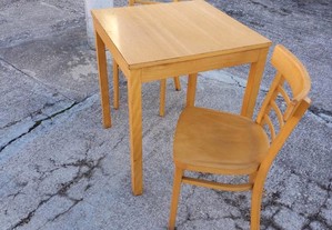 Mesas e cadeiras madeira maciça