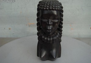 Busto feminino com tranças esculpido em pau preto