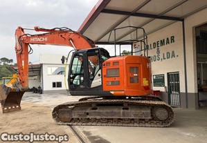 Giratória Hitachi ZX 225, ano 2020, 6830h
