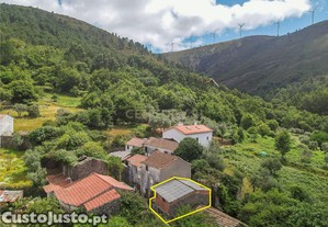 Moradia em Banda para Restauro Total em Coentral, Castanheira de Pera