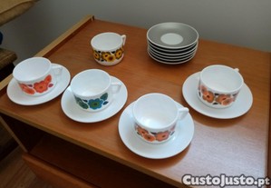 Conjunto de chávenas e pires