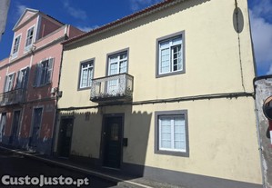 Moradia com 2 pisos em são Sebastião, Ponta Delgada