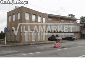 2 lojas da banca com 866 m2 inseridas no R/C e 1º Andar destinadas a comércio situadas em Santo Tirso