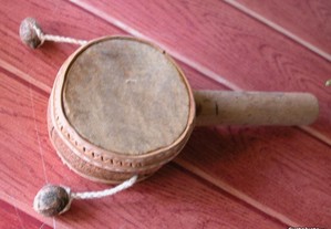Tambor rotativo artesanal, em pele e madeira