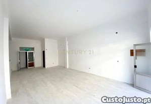 Loja Moderna em Pombal com Acessibilidade e Terraço
