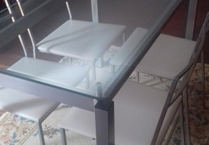 Mesa em Vidro + 4 Cadeiras Estufadas