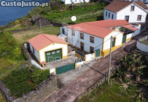 Refgio natural com potencial de investimento   faj dos vimes, ilha de so jorge