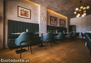 Loja renovada em localizao central, e com grande visibilidade em Almada.