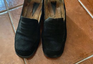 sapatos pretos camurça 38