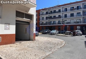 Garagem com 30 m2 no centro do Montijo