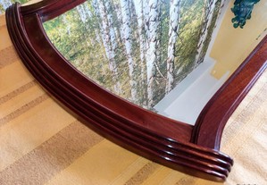 Espelho biselado com moldura em madeira maciça