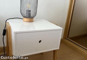 Mesa de cabeceira branca e pés em tom madeira jysk