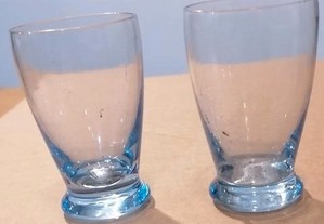 Copos de licor em vidro azul