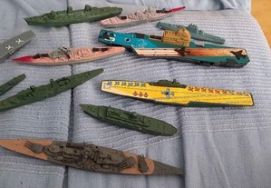 Lote de navios de guerra em miniatura