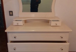 Cómoda de quarto com quatro gavetas com espelho