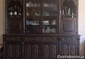 Aparador antigo em madeira maciça com vitrine