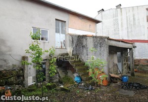 Moradia t3 para restauro com 2 pisos, 3 frentes em valbom, gondomar