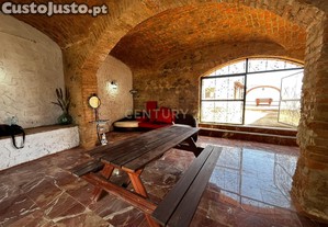 Moradia Secular no centro histórico da vila de Pias - Serpa 5 divisões completamente remodeladas com ar condicionado e piscina.