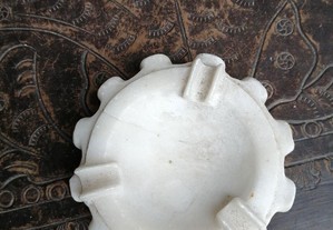 cinzeiro antigo em marmore