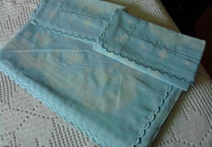 Jogo de lençóis em cor azul estampados e bordados