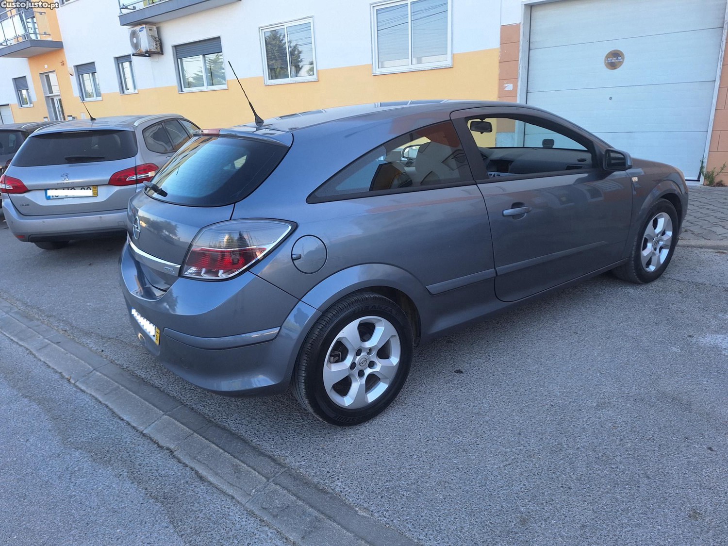Opel Astra GTC 1.7 — fotografia 10