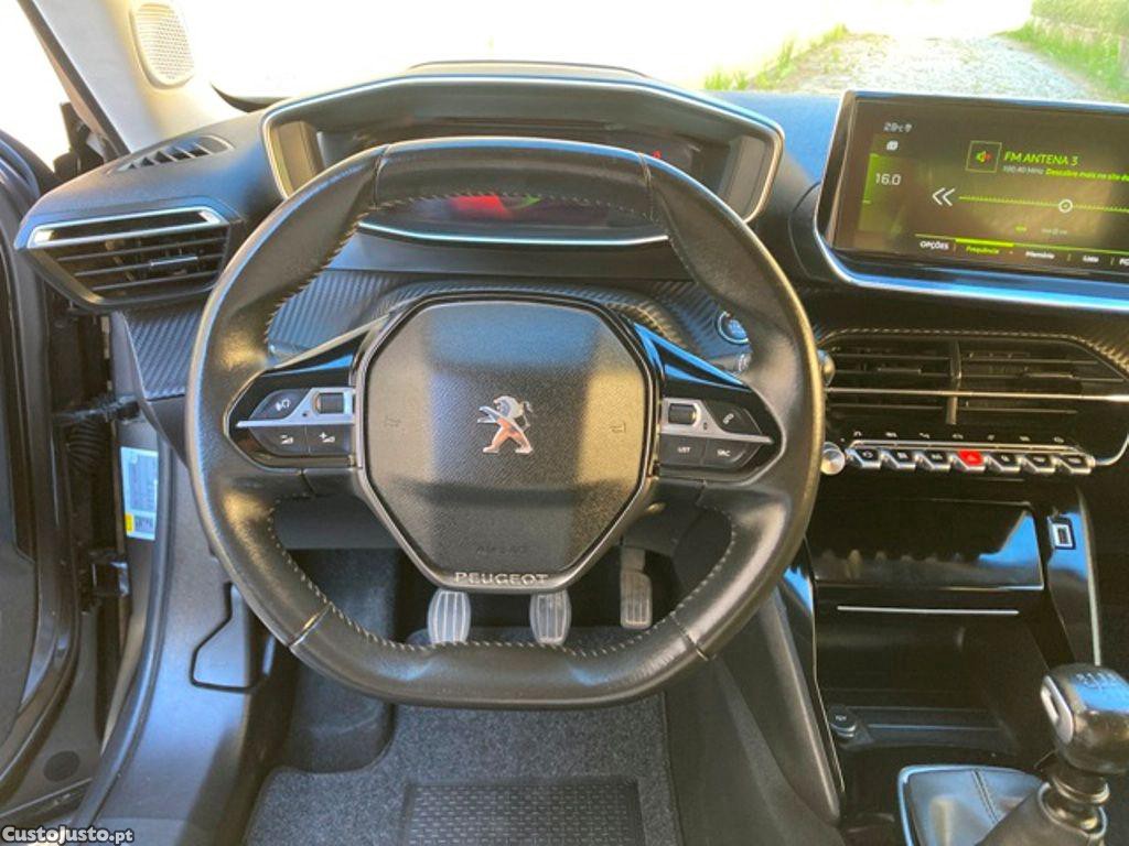 Peugeot 2008 1.2 PureTech Allure — fotografia 17