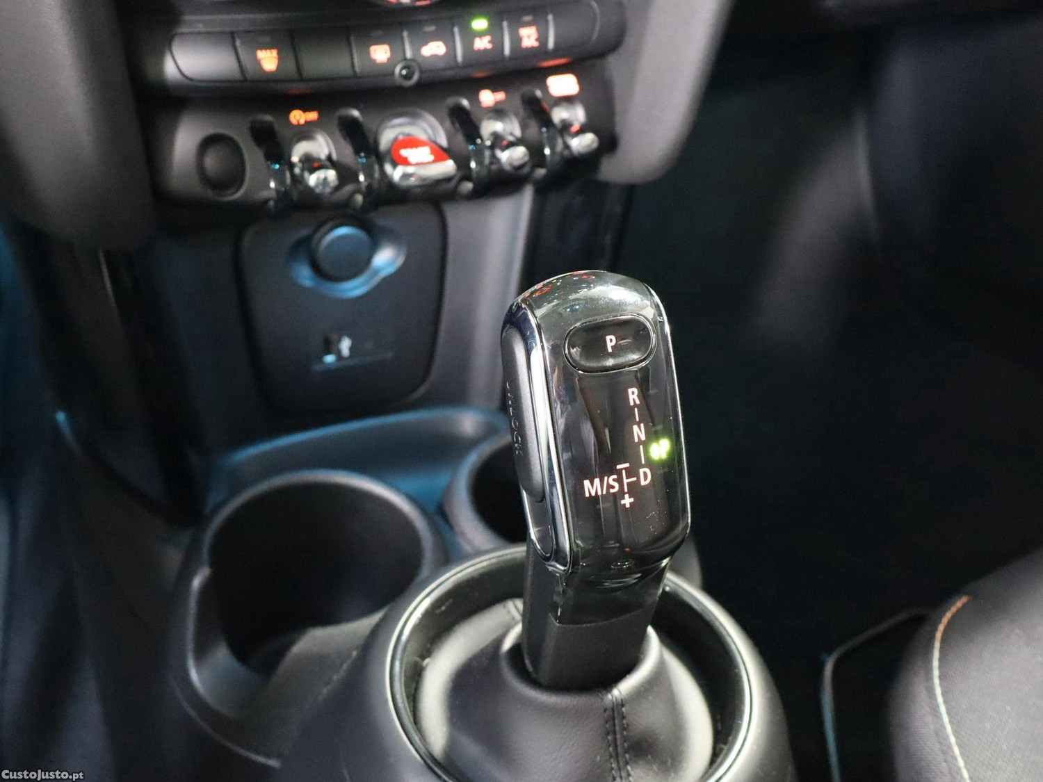 MINI Cooper Premium Essential Auto — fotografia 3