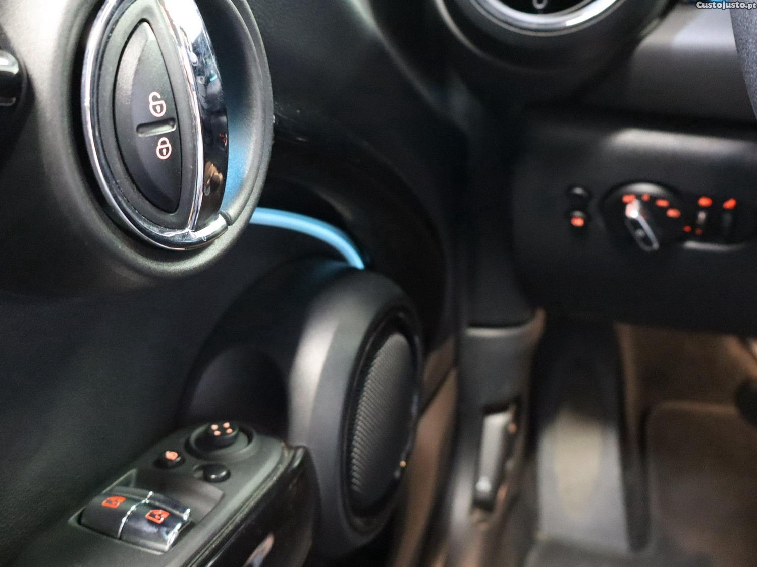 MINI Cooper Premium Essential Auto — fotografia 10