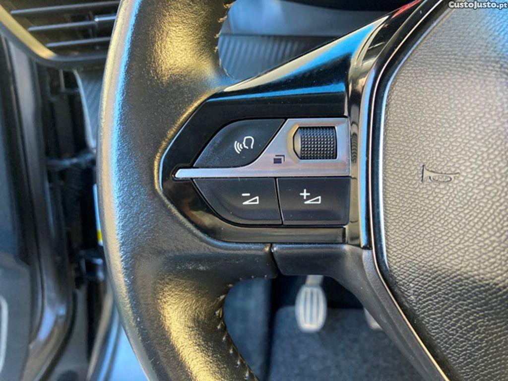 Peugeot 2008 1.2 PureTech Allure — fotografia 15