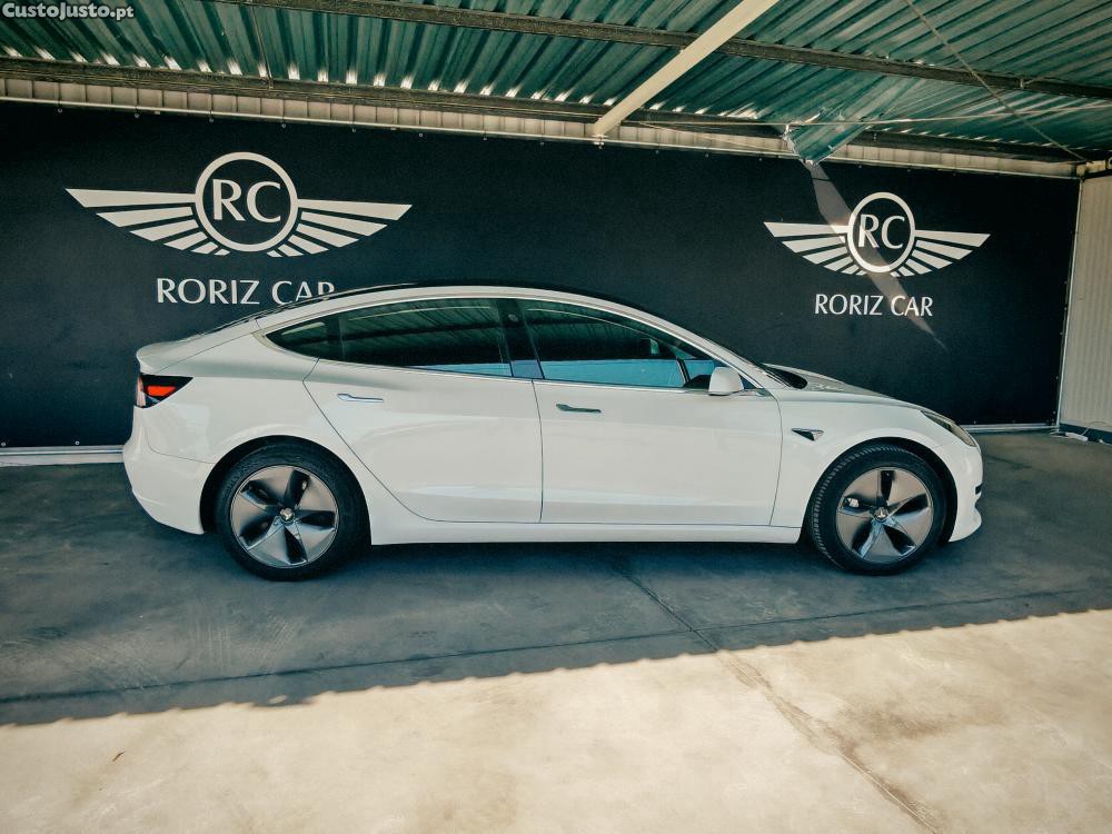 Tesla Model 3 Standard Range Plus — fotografia 11