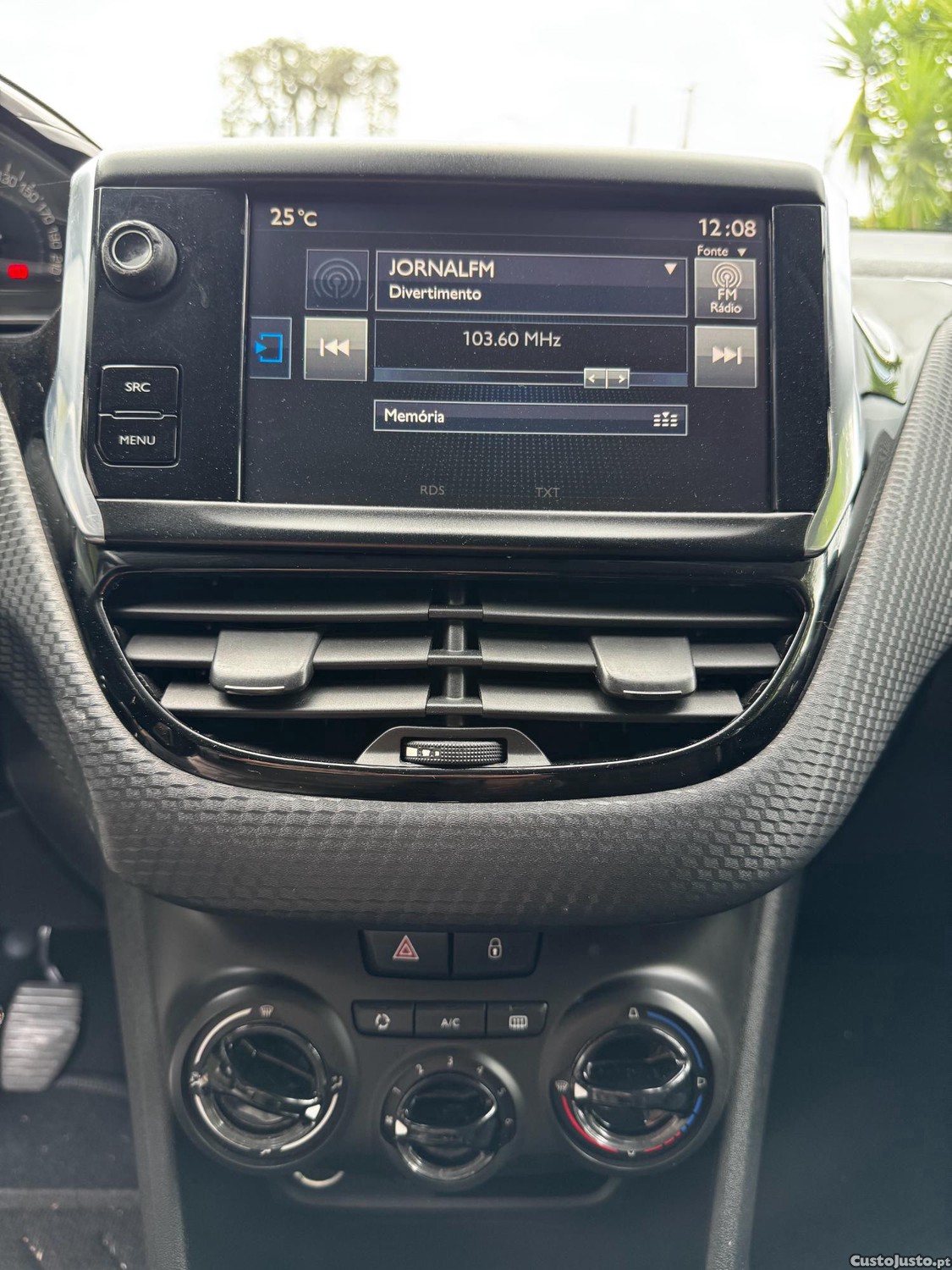 Peugeot 208 1.6 BlueHDI — fotografia 8