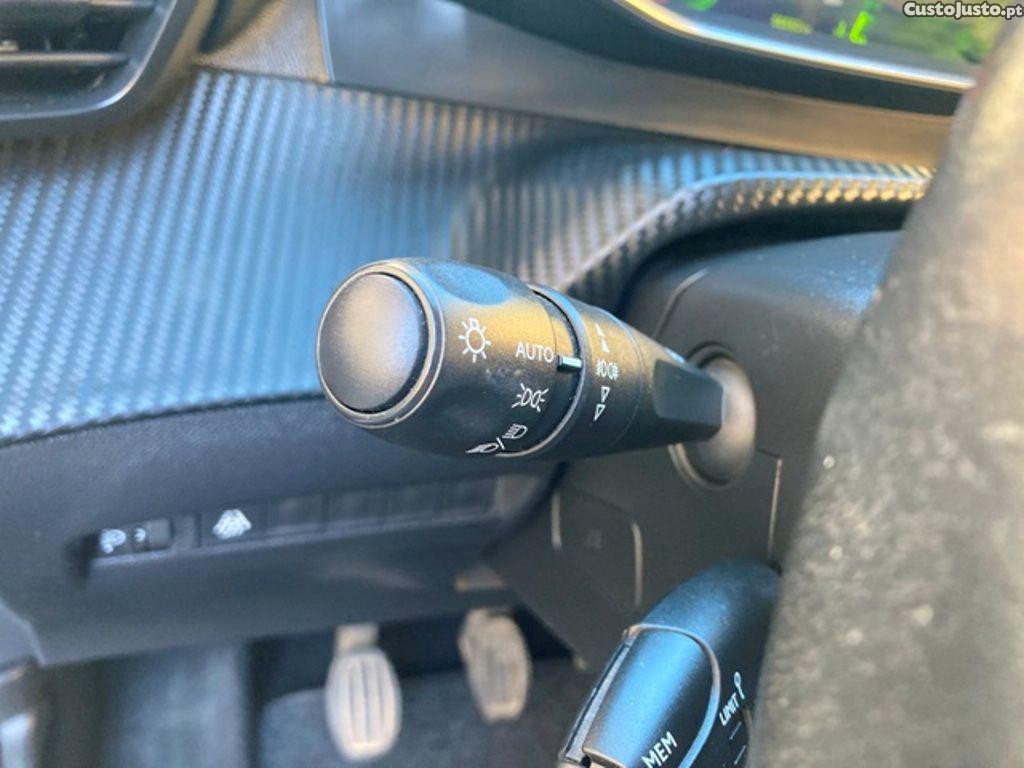 Peugeot 2008 1.2 PureTech Allure — fotografia 13