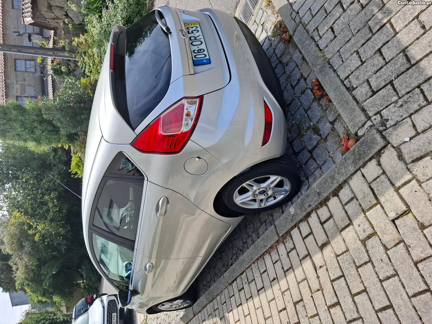 Ford Fiesta 5 portas — fotografia 3