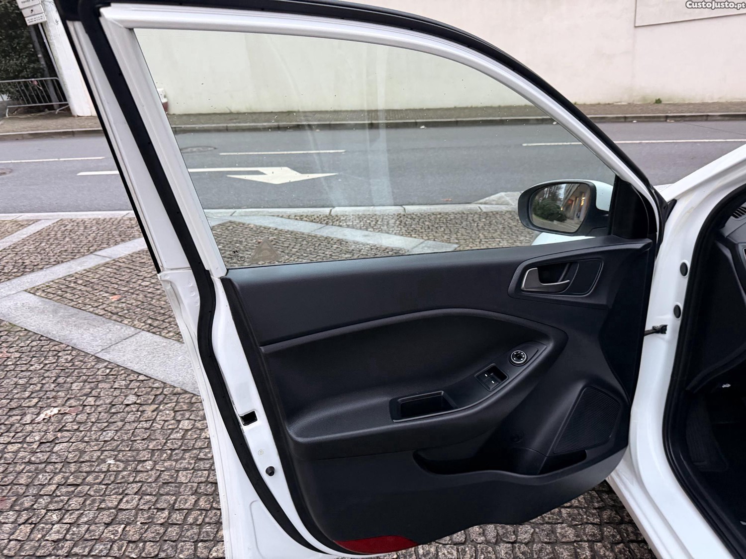 Hyundai i20 1.1 CDRi LED — fotografia 15