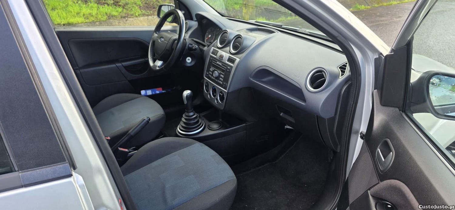 Ford Fiesta 1.4 TDCi Trend — fotografia 2