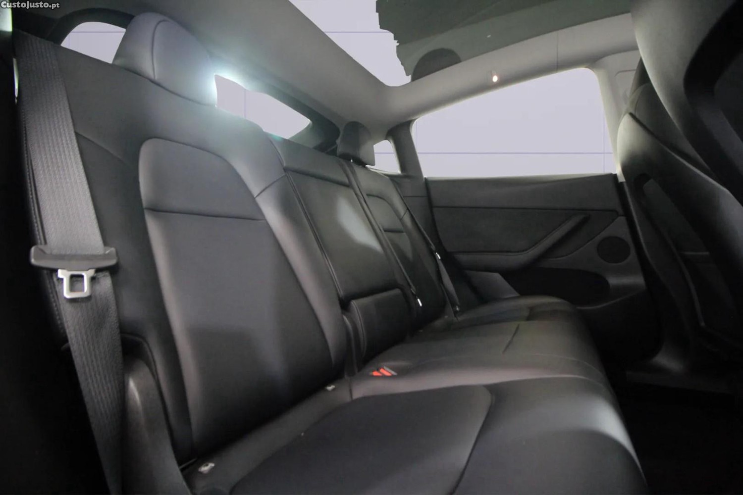 Tesla Model Y Standard — fotografia 3