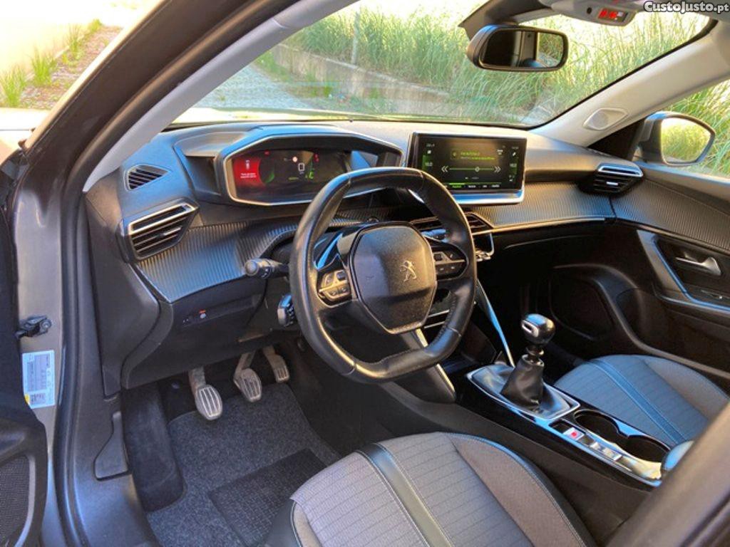 Peugeot 2008 1.2 PureTech Allure — fotografia 18
