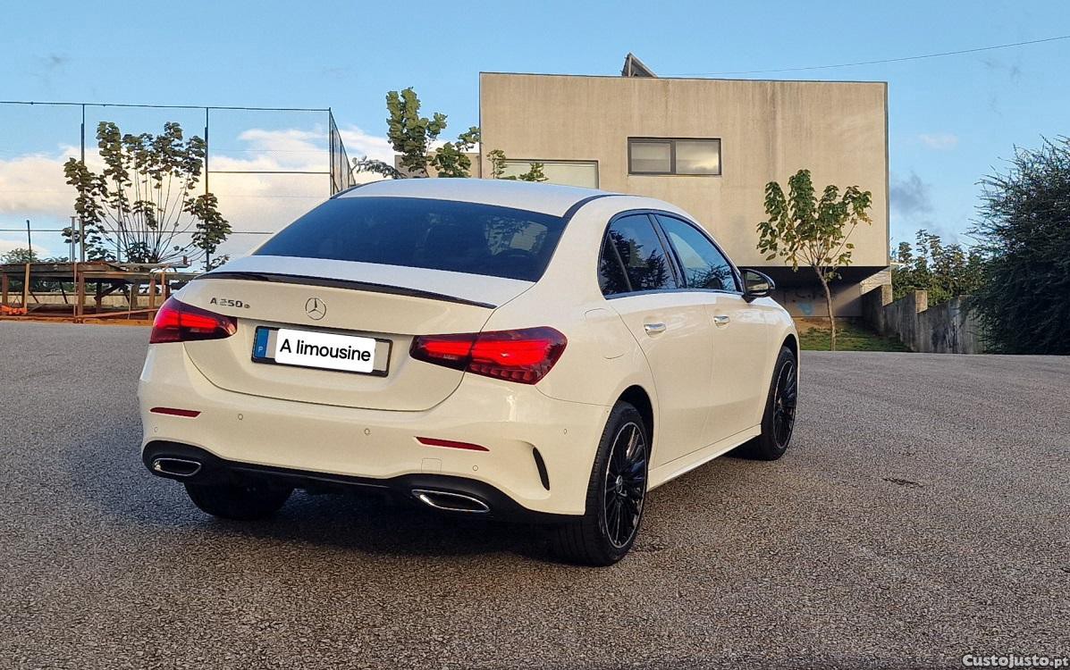 Mercedes-Benz A 250 e Limousine 2023 Pack Night AMG — fotografia 4