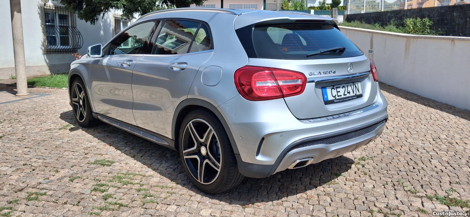 Mercedes-Benz GLA 180 AMG — fotografia 3