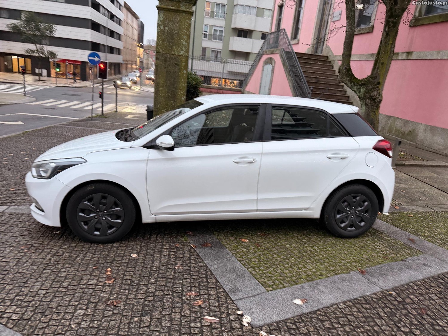Hyundai i20 1.1 CDRi LED — fotografia 23