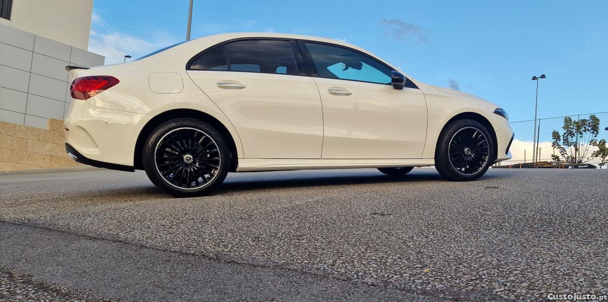 Mercedes-Benz A 250 e Limousine 2023 Pack Night AMG — fotografia 3