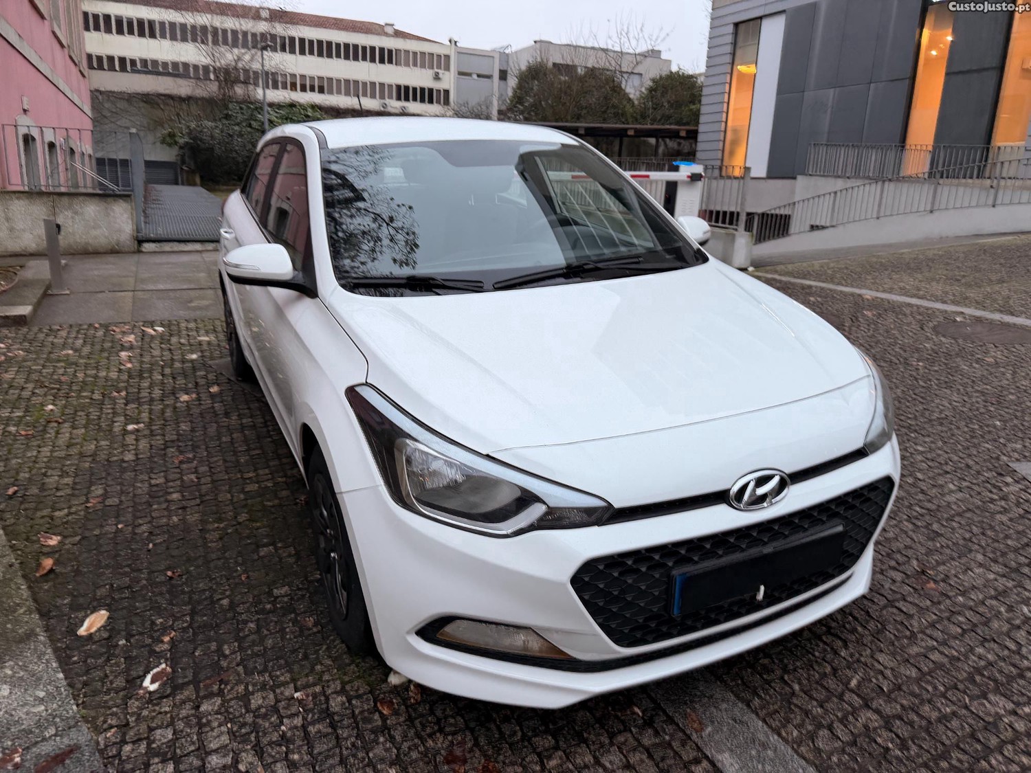 Hyundai i20 1.1 CDRi LED — fotografia 17