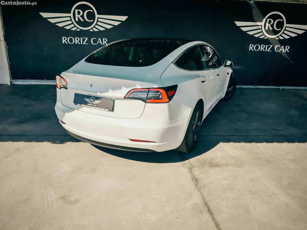 Tesla Model 3 Standard Range Plus — fotografia 9