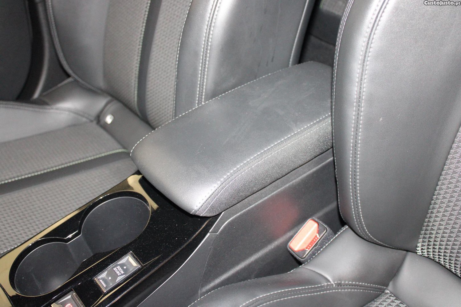 Peugeot e-2008 GT — fotografia 9