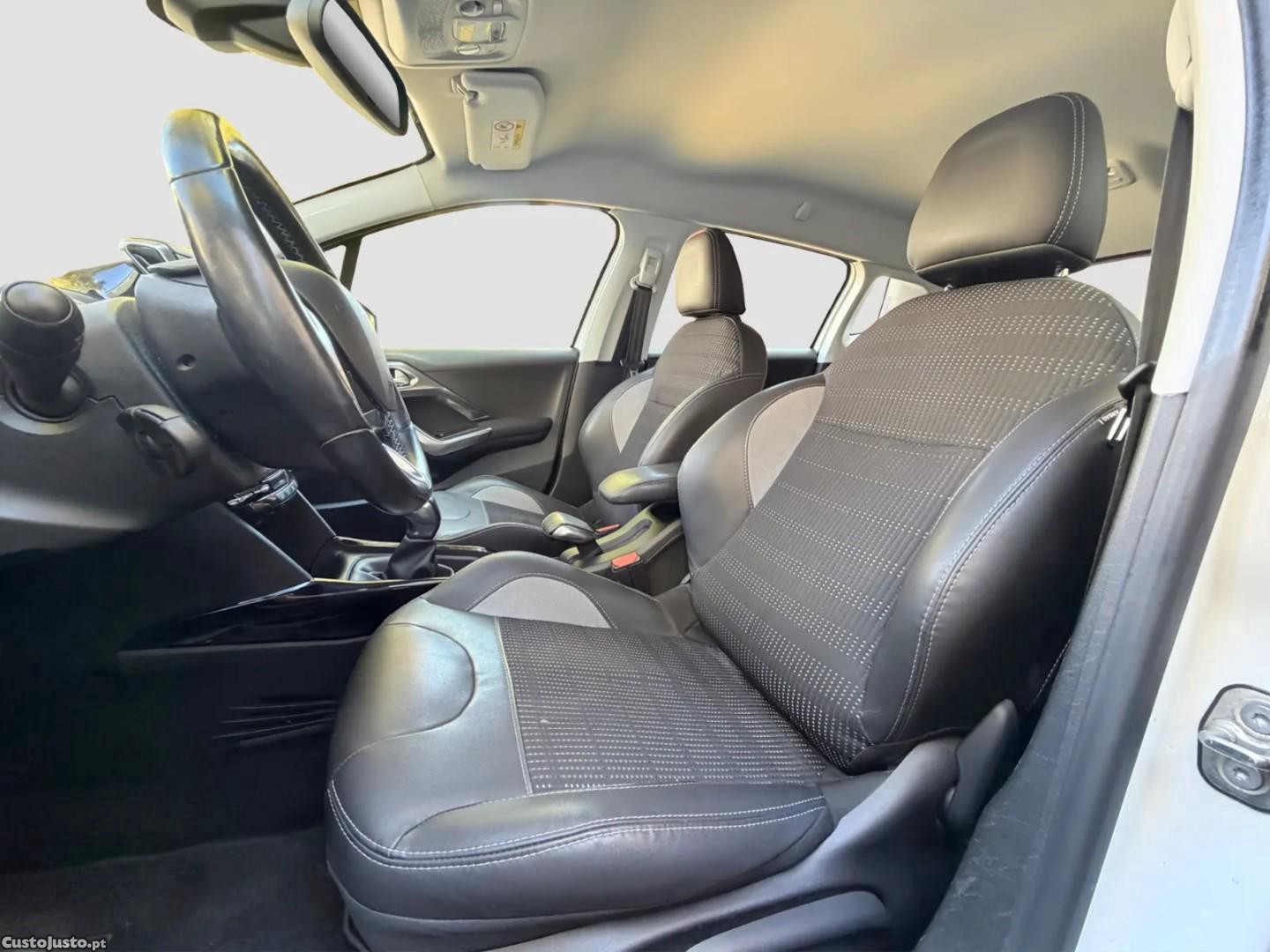 Peugeot 2008 1.2 PureTech Allure — fotografia 6