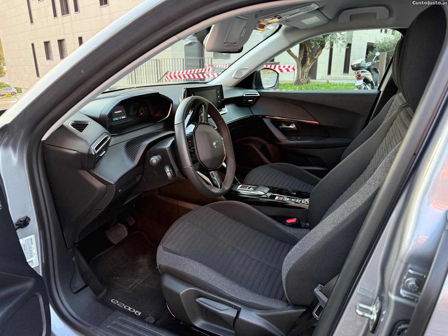 Peugeot e-2008 Allure Pack — fotografia 2