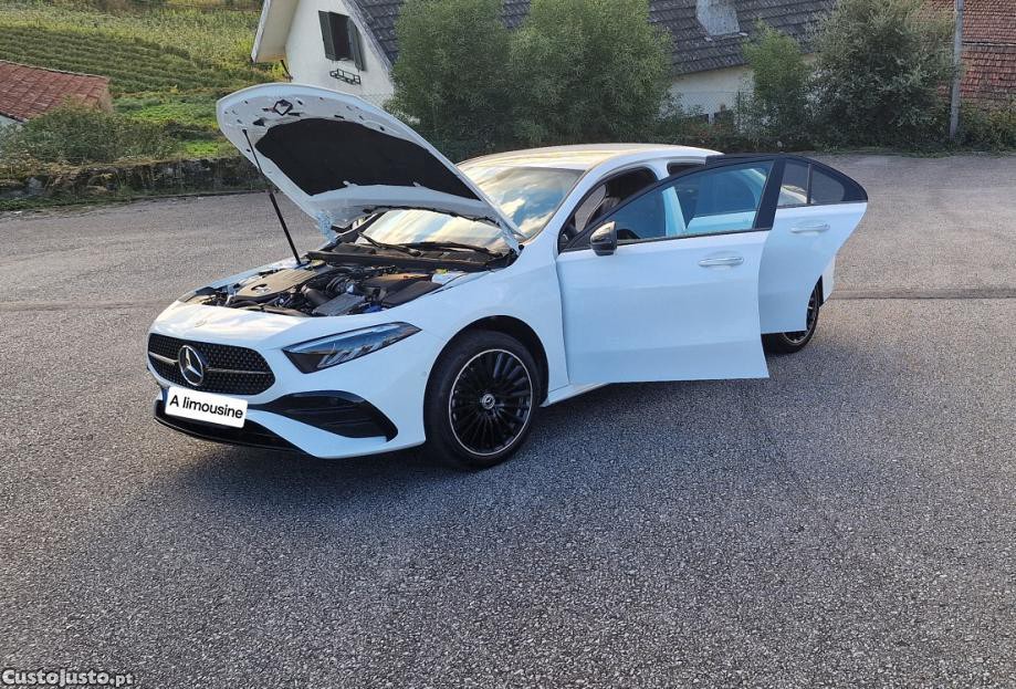Mercedes-Benz A 250 e Limousine 2023 Pack Night AMG — fotografia 2