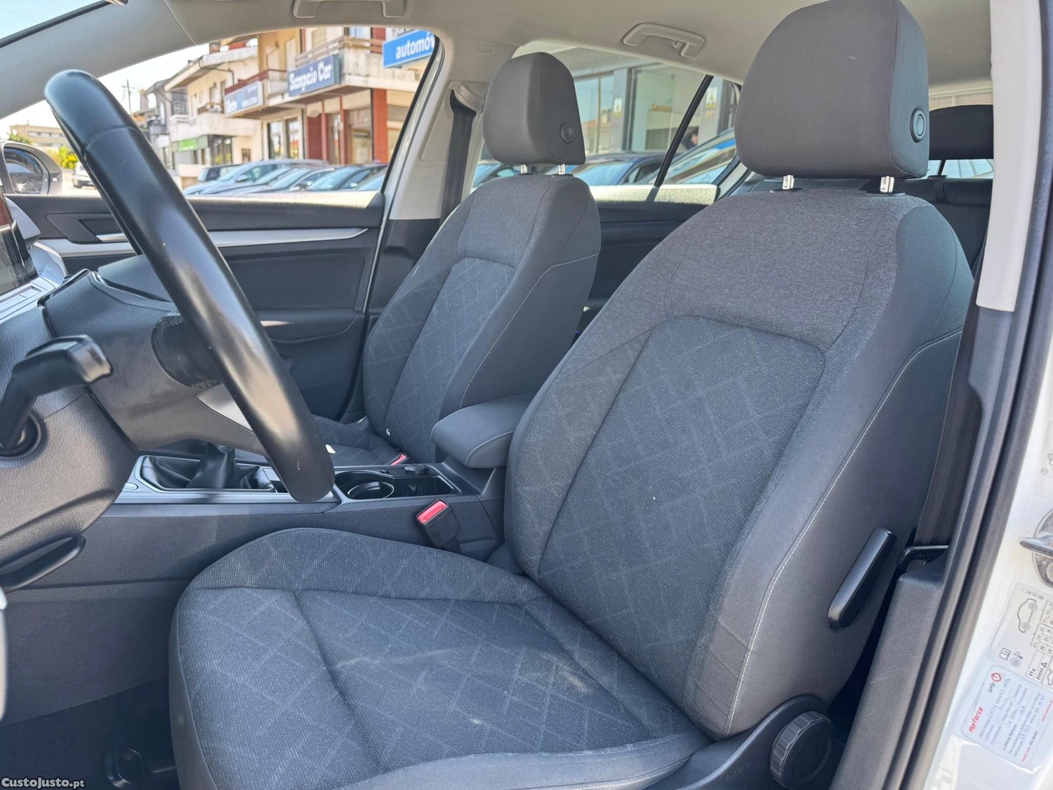 Volkswagen Golf 2.0 TDI Conceptline — fotografia 17