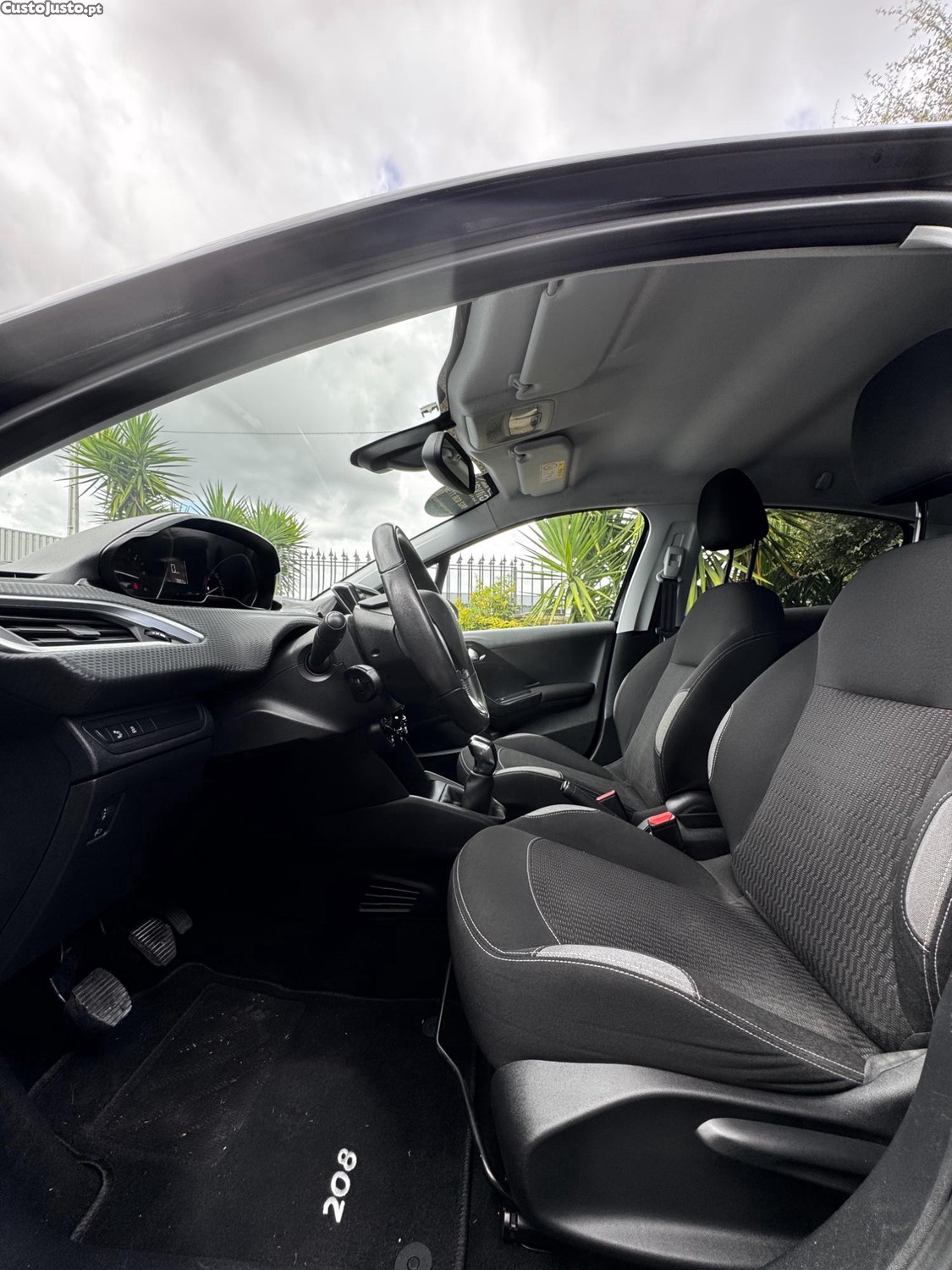 Peugeot 208 1.6 BlueHDI — fotografia 11